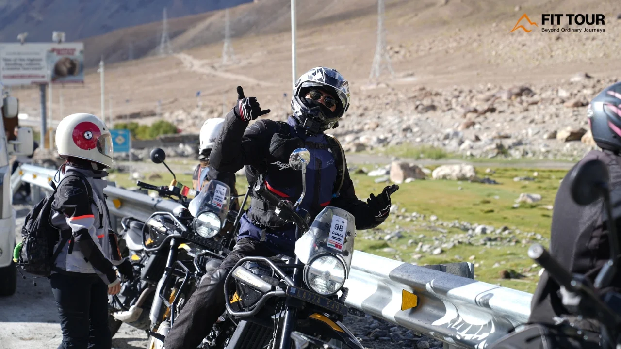 Chào Kiểu Biker Shaka Bên Thung Lũng Cỏ Xanh