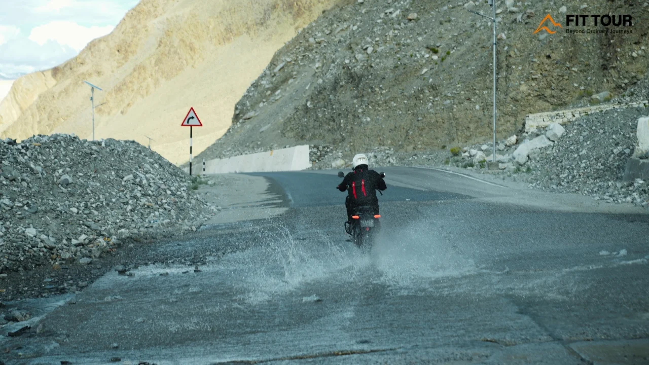 Rider vượt suối băng tan kích tính trên đèo Chang La Ladakh