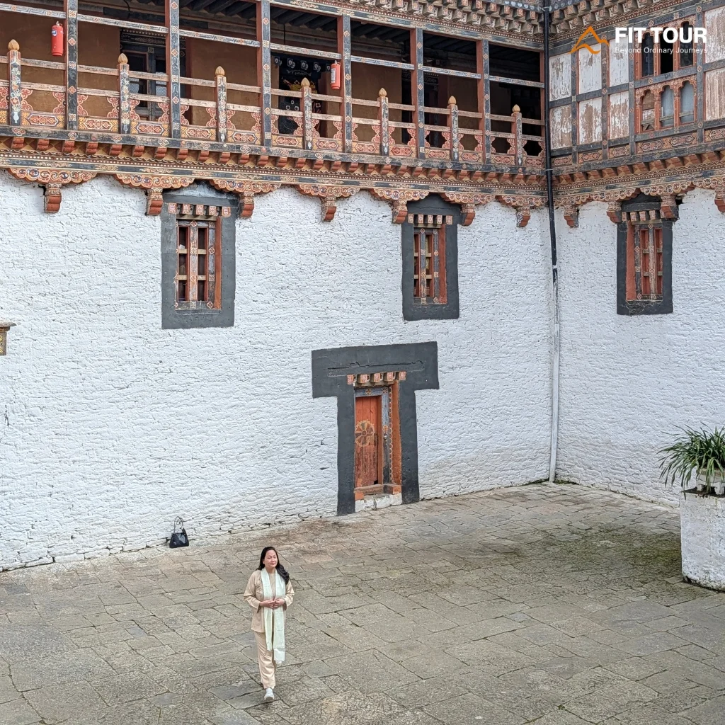Khoảng sân trong rộng lớn thể hiện quy mô bề thế của pháo đài Trongsa Dzong Bhutan