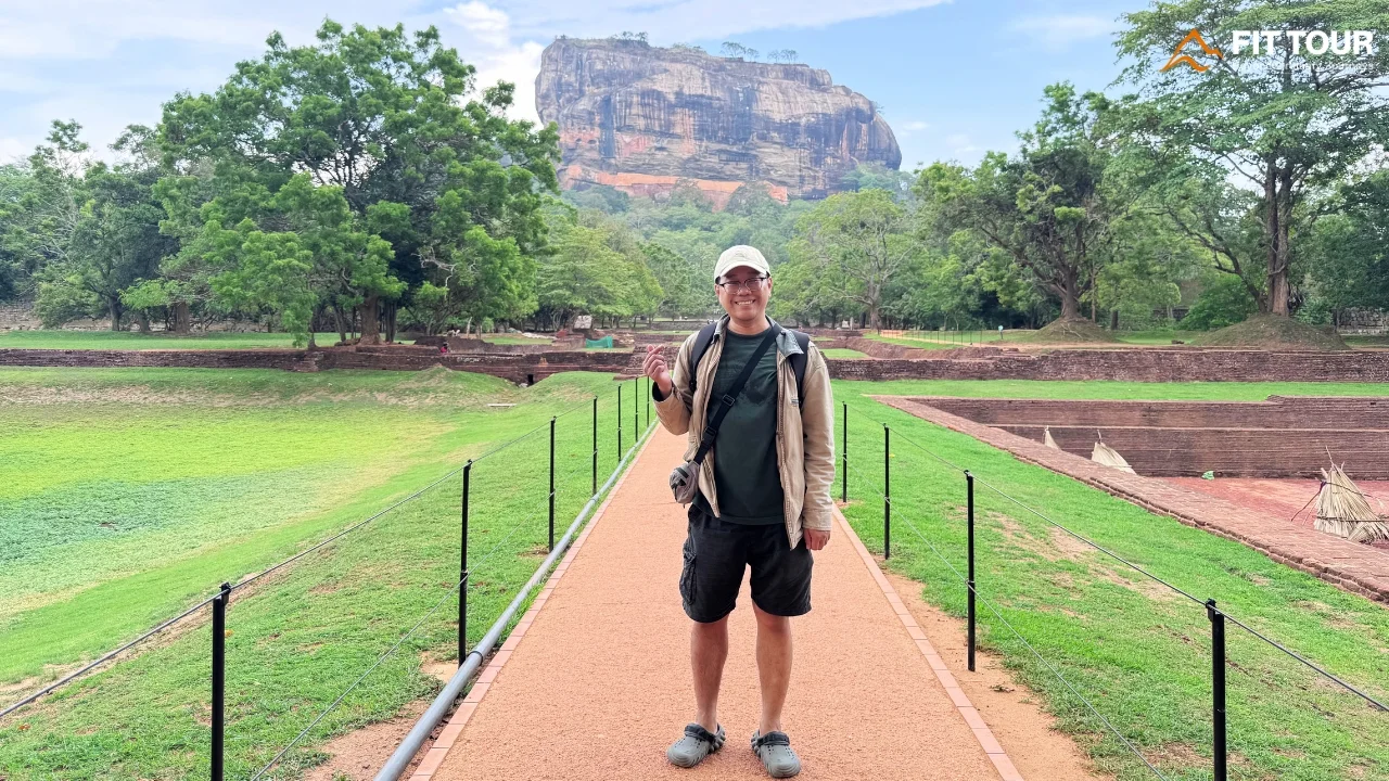 Khối đá Sigiriya nhìn từ trục vườn nước