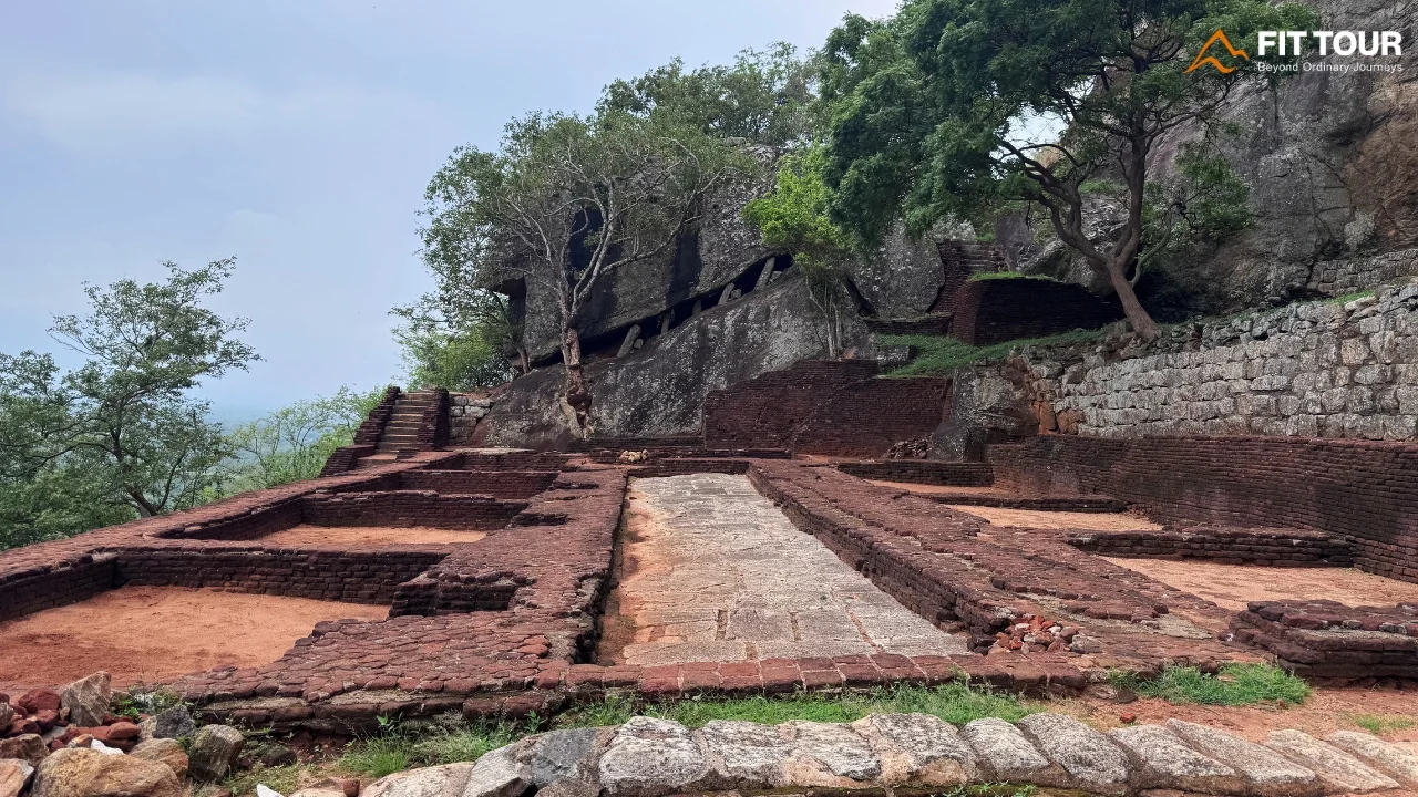 Vườn bậc thang giật cấp theo triền đá Sigiriya