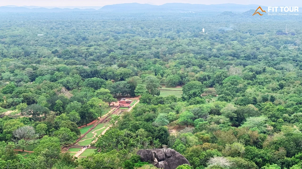Bố cục hình học vườn nước nhìn từ đỉnh Sigiriya