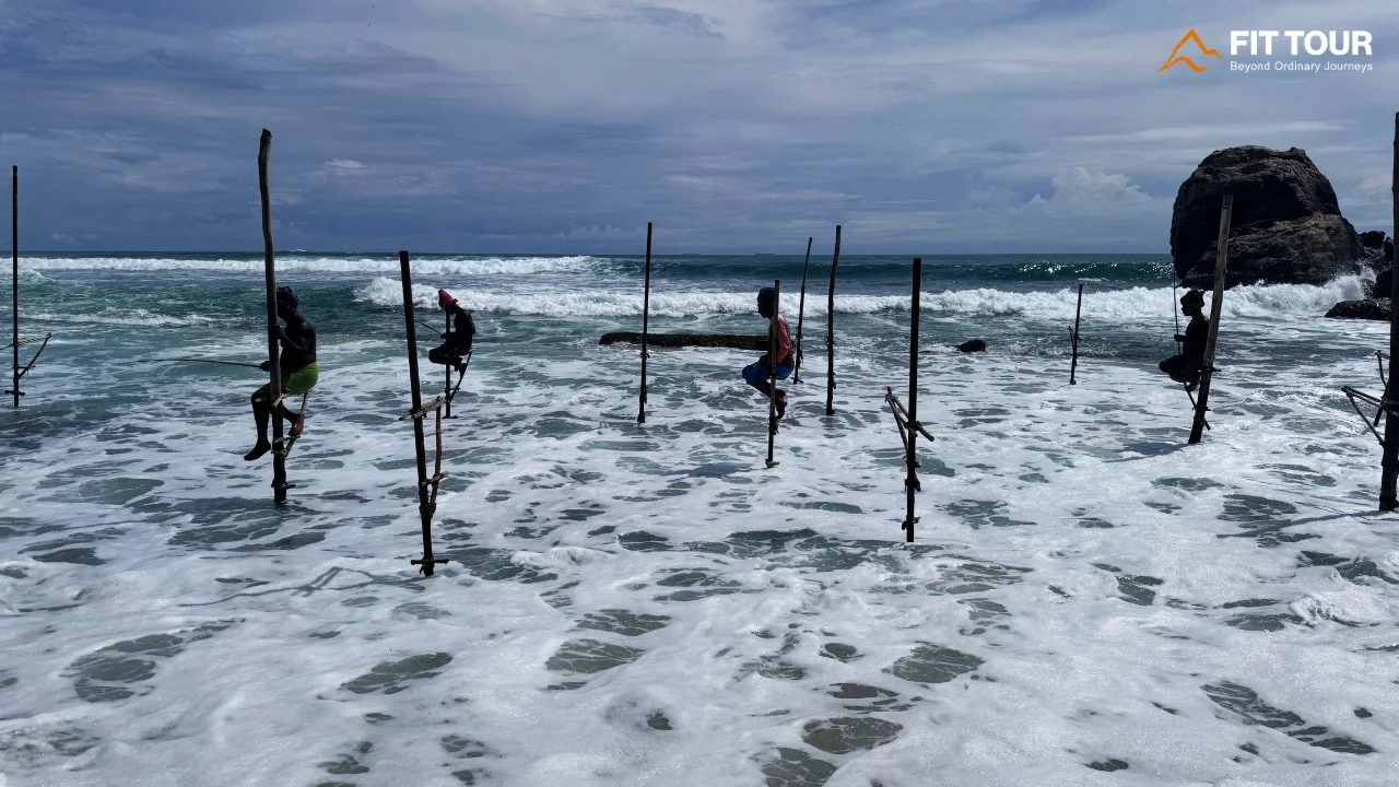 Ngư dân câu cá trên cọc cà kheo Riti Panna giữa sóng biển Ấn Độ Dương