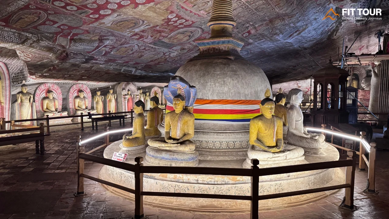 Bảo tháp đá và tượng Phật trong hang Maharaja Viharaya