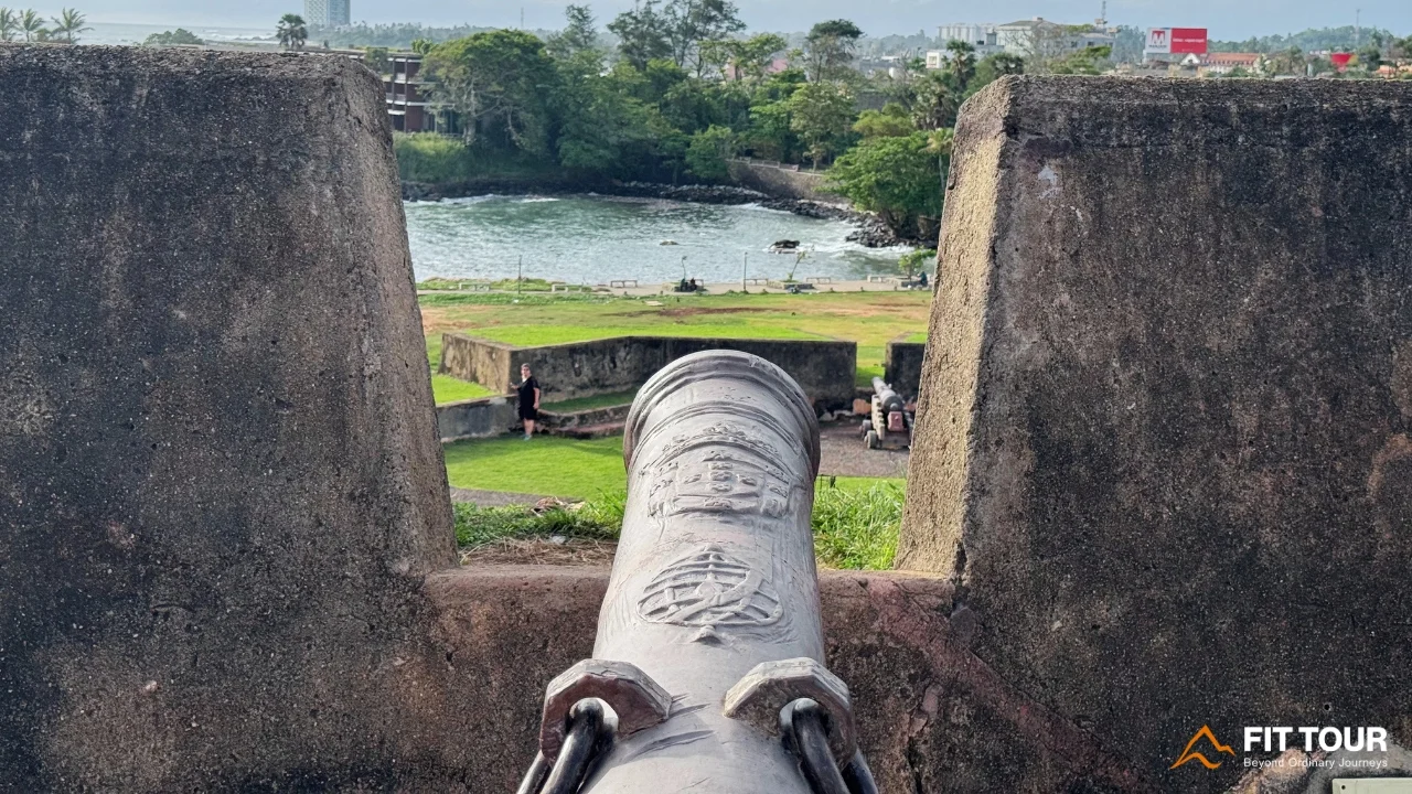 Súng thần công cổ bằng gang hướng nòng ra biển trên mặt bờ thành Black Fort pháo đài Galle