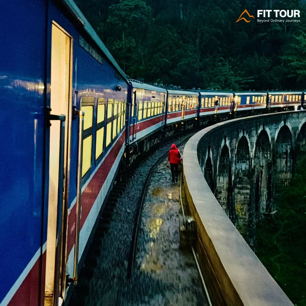 Đoàn tàu hỏa Sri Lanka lăn bánh qua cây cầu đá Nine Arch Bridge giữa thung lũng đồi chè