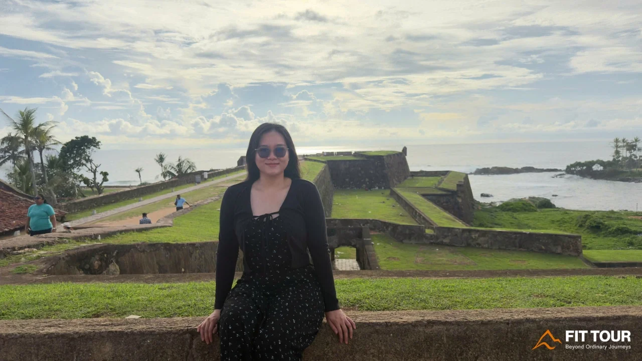 Hệ thống tường thành ramparts kiên cố của pháo đài Galle vươn dài che chắn hướng ra Ấn Độ Dương