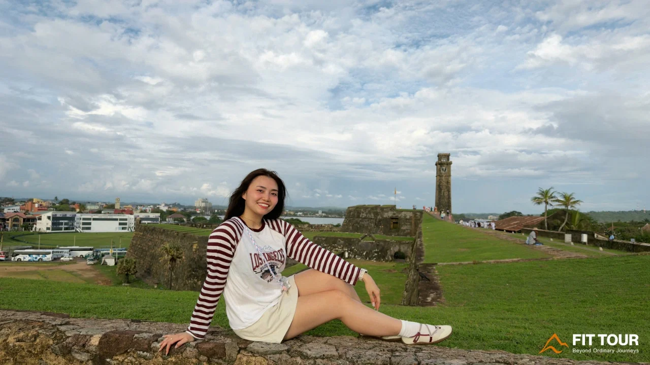 Tháp đồng hồ Galle Clock Tower bằng đá xám sừng sững trên bờ thành Moon Bastion