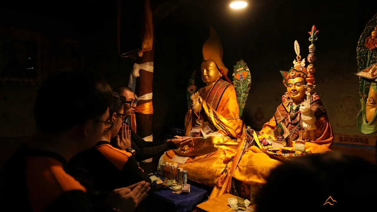 Chắp Tay Cầu Bình An Trước Phật Đài Thiêng Liêng