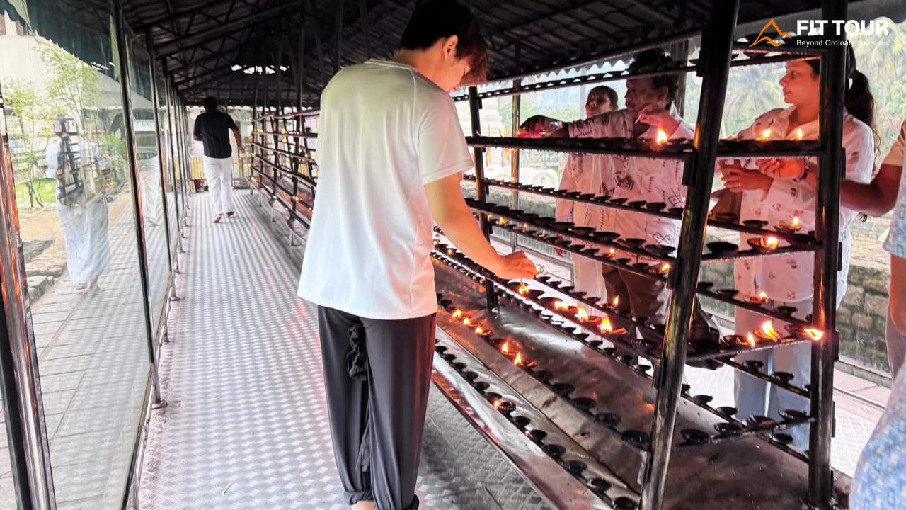 Thắp đèn dầu dừa cầu nguyện tại sân sau Chùa Xá Lợi Răng Phật Kandy
