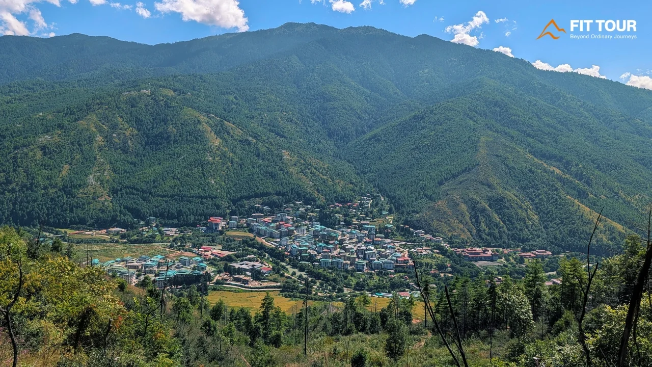 Thung lũng và khu đô thị Thimphu nhìn từ cung đường lên Wangditse Lhakhang