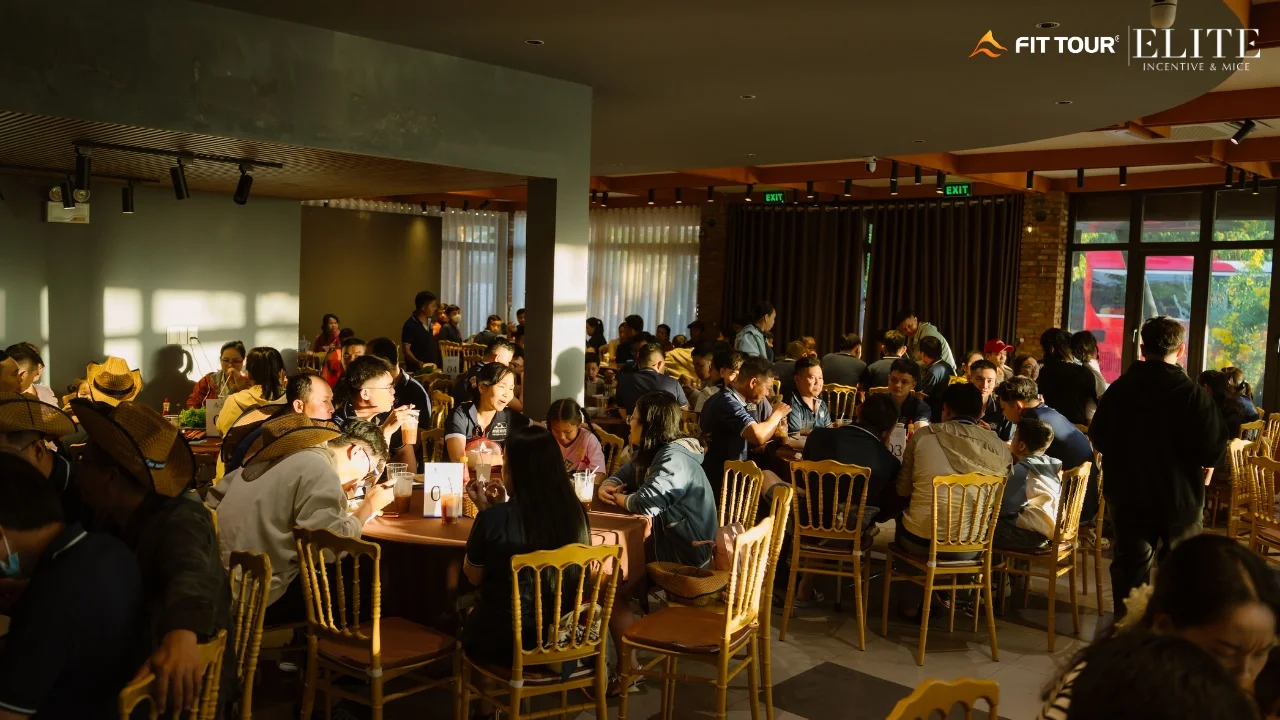 Tiệc tối bên bờ biển