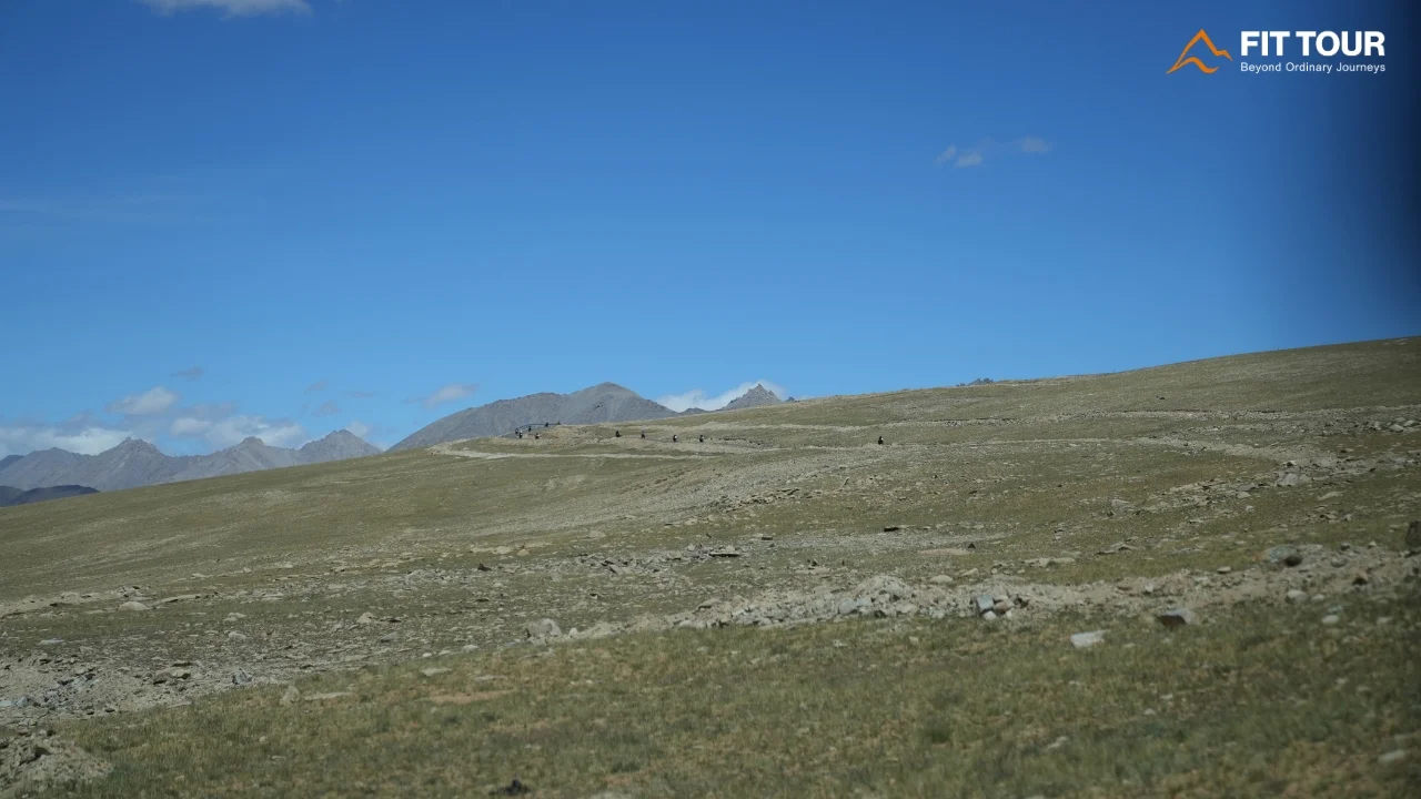 Toàn cảnh cung đường đất uốn lượn men triền đồi cao nguyên tại Ladakh