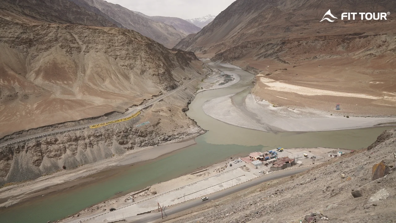 Hợp lưu hai dòng sông Indus và Zanskar tạo nên bức tranh hai gam màu ấn tượng.