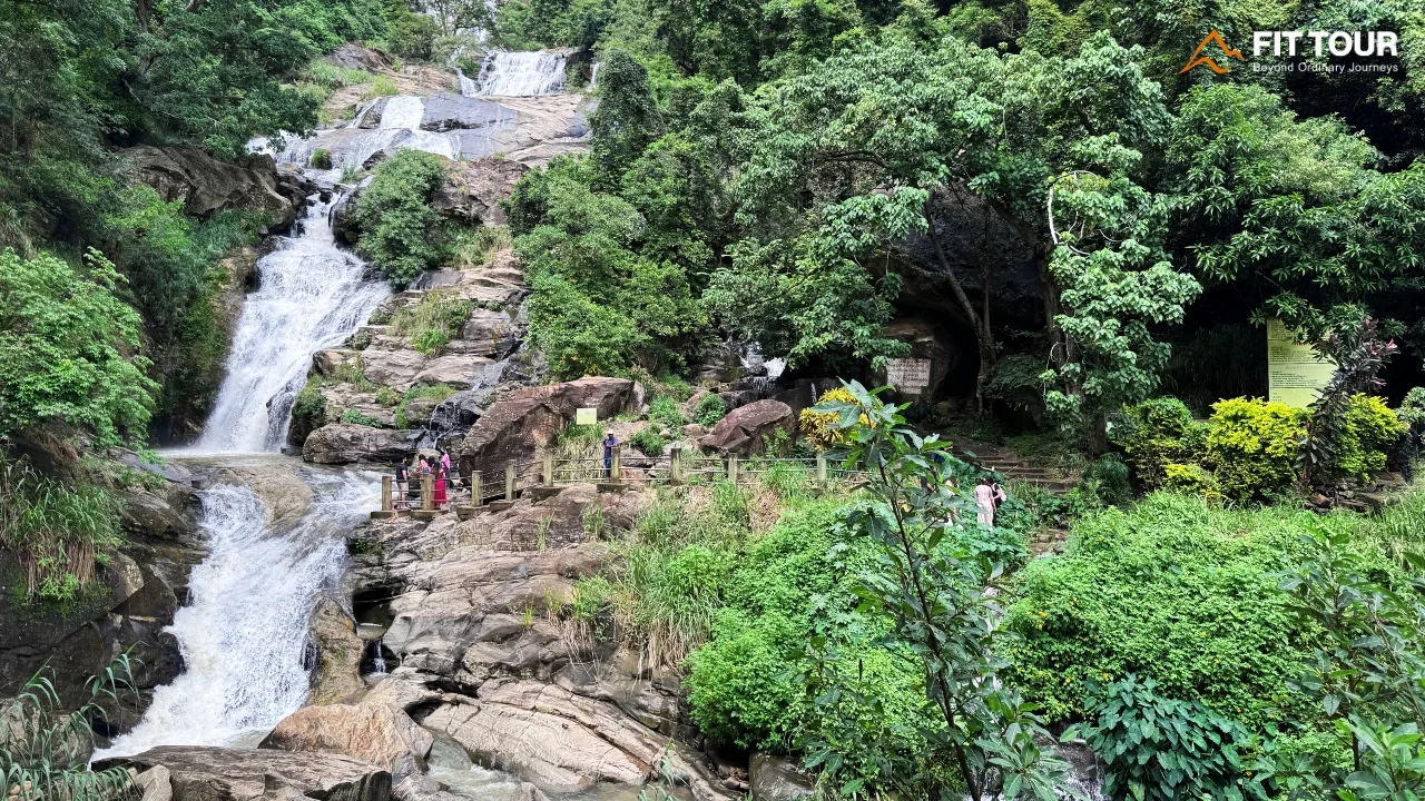 Toàn cảnh dòng thác Ravana hùng vĩ đổ xuống vách đá hoa cương tại cao nguyên Ella