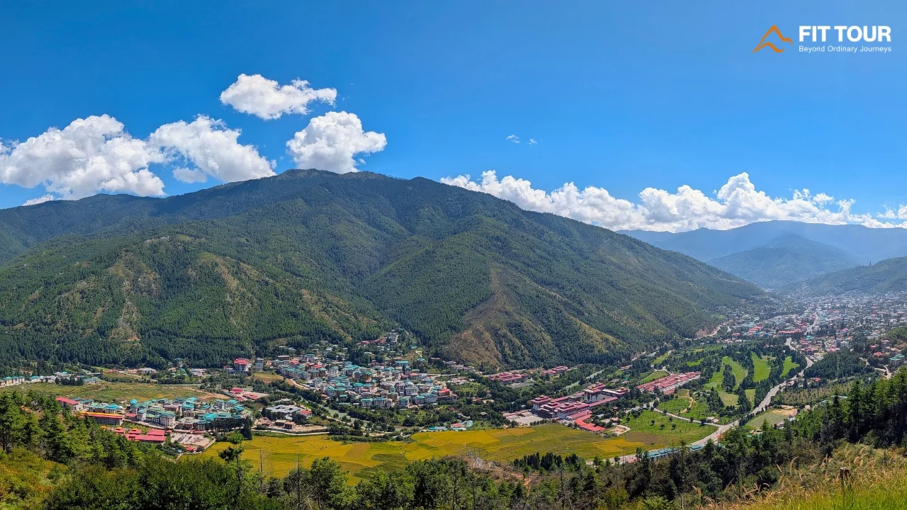Toàn cảnh thành phố Thimphu và thung lũng nhìn từ khu vực Wangditse Lhakhang Bhutan