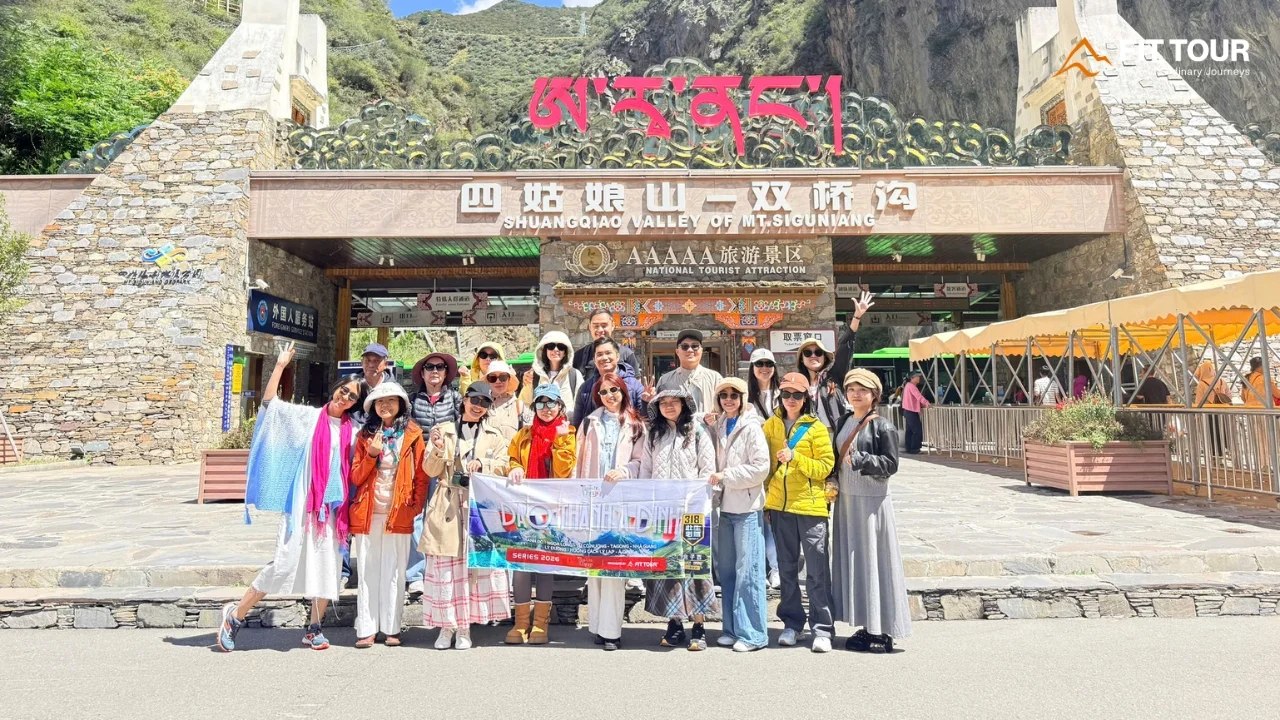 Đoàn khách FIT TOUR rạng rỡ tại cổng Song Kiều Câu – Núi Tứ Cô Nương
