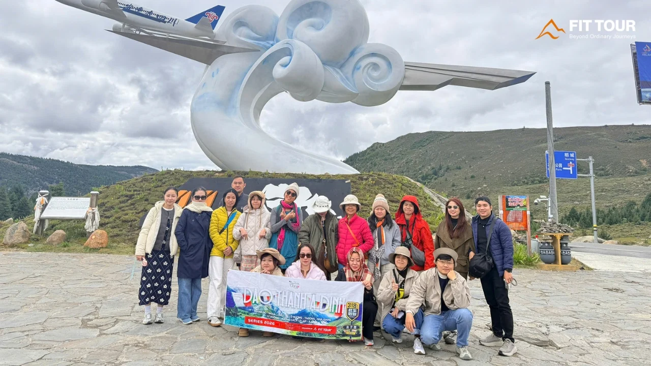 Đoàn khách FIT TOUR check-in bên công trình tượng đài phi cơ trên cung đèo cao nguyên Đạo Thành