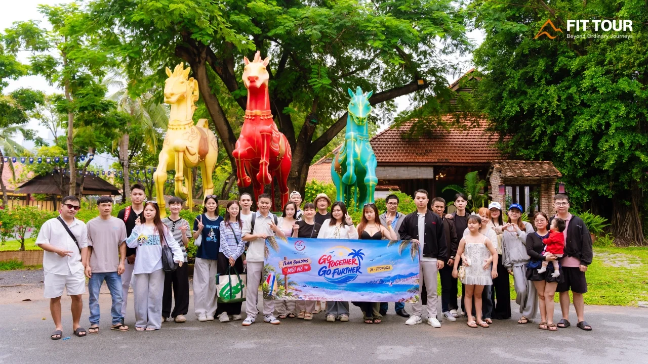 Tập thể THÍCH CAY – LADO SPICE lưu niệm cùng thông điệp Go Together Go Further tại Muine Bay Resort