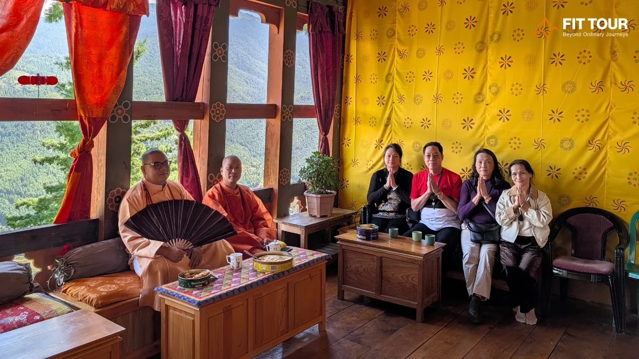 Du khách FIT TOUR giao lưu và tìm hiểu đời sống tôn giáo tại Wangditse Lhakhang Thimphu