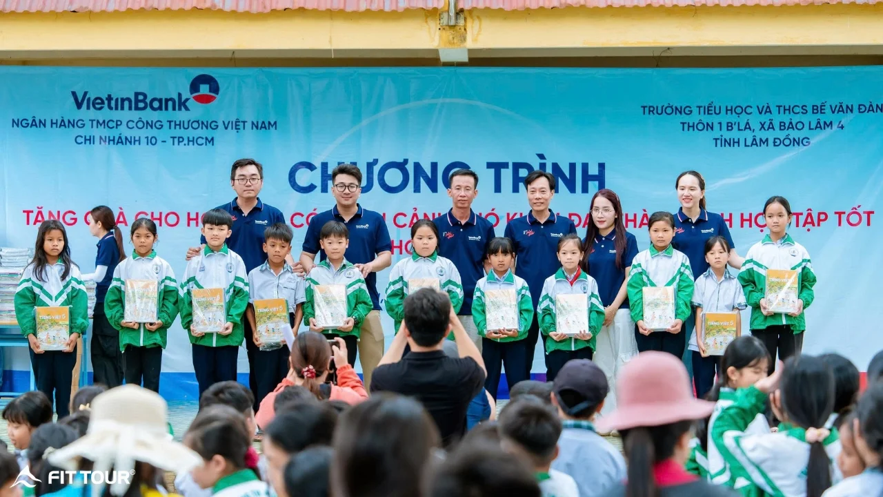 Trao quà học sinh THCS Bế Văn Đàn