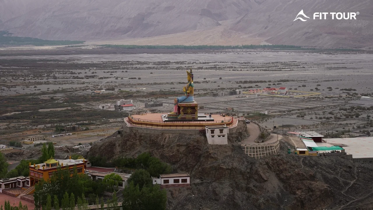 Tượng phật Maitreya khổng lồ nhìn ra thung lũng Nubra