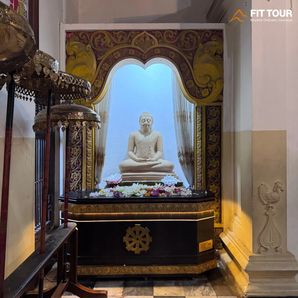Pho tượng Phật tôn nghiêm bên trong gian điện Alut Maligawa Chùa Xá Lợi Răng Phật Kandy
