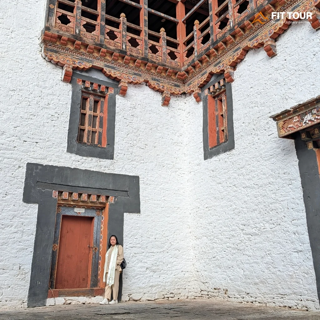 Mảng tường đá trắng đồ sộ và khung cửa gỗ bách chạm trổ tinh xảo tại Trongsa Dzong