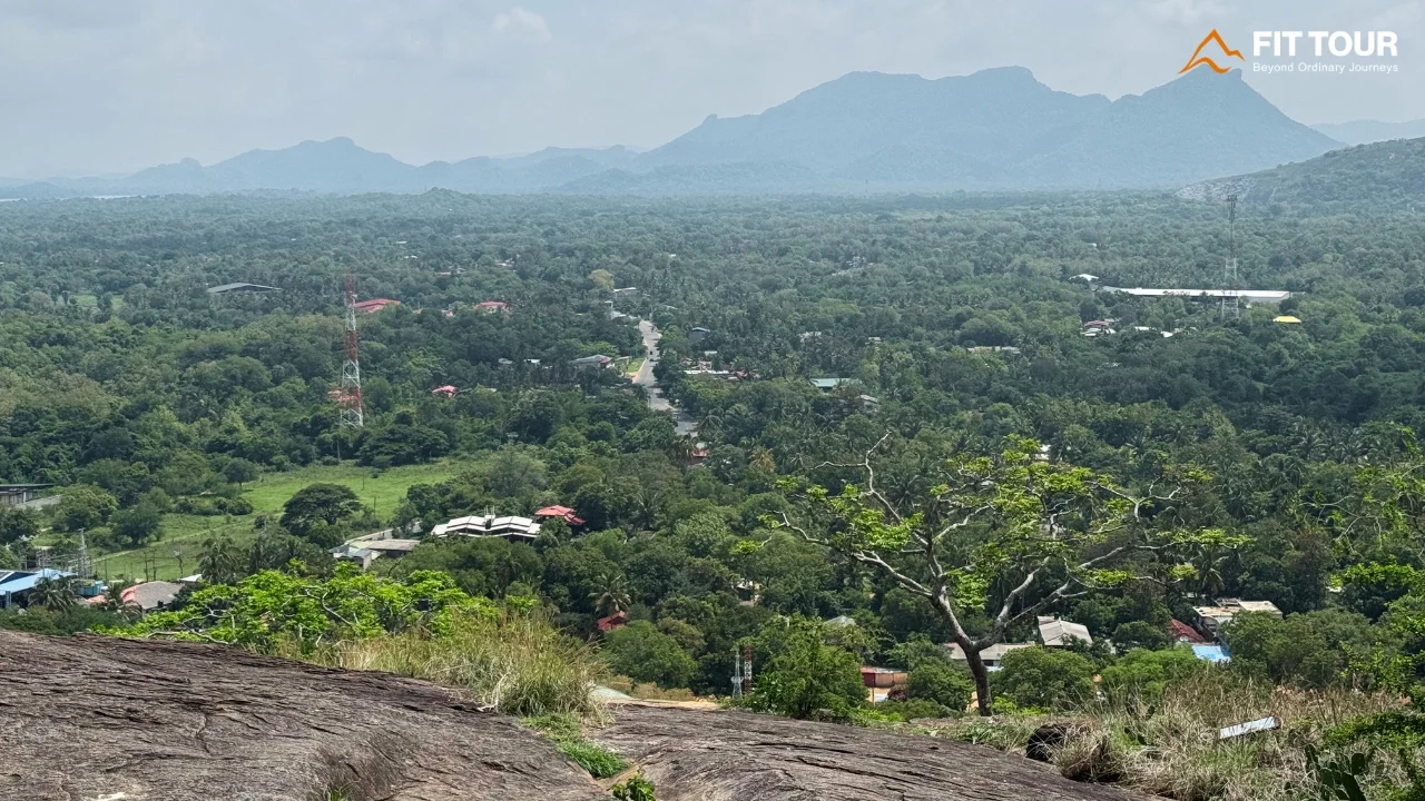 Tầm nhìn từ sân Chùa Hang Dambulla ra rừng xanh