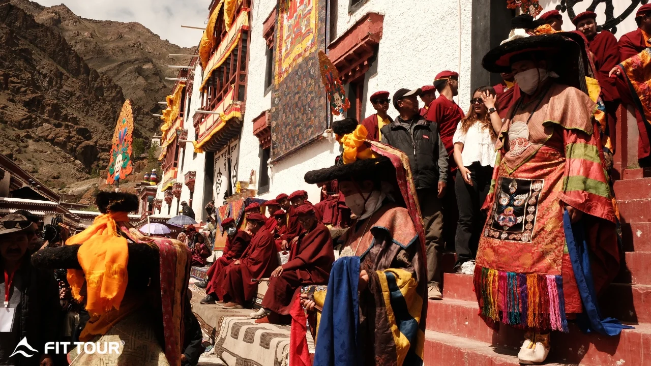 Vũ công mặt nạ Cham bước xuống bậc thang Hemis