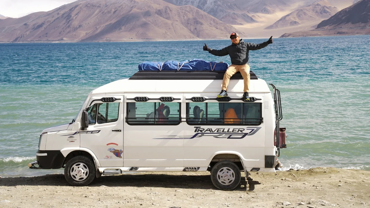 Xe du lịch bên hồ Pangong