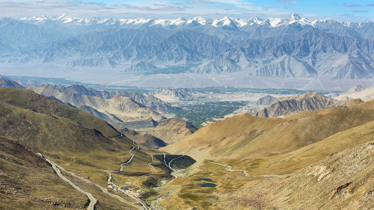 Cung đường uốn lượn vượt đèo Khardung La ở độ cao trên 5.300m tại Ladakh