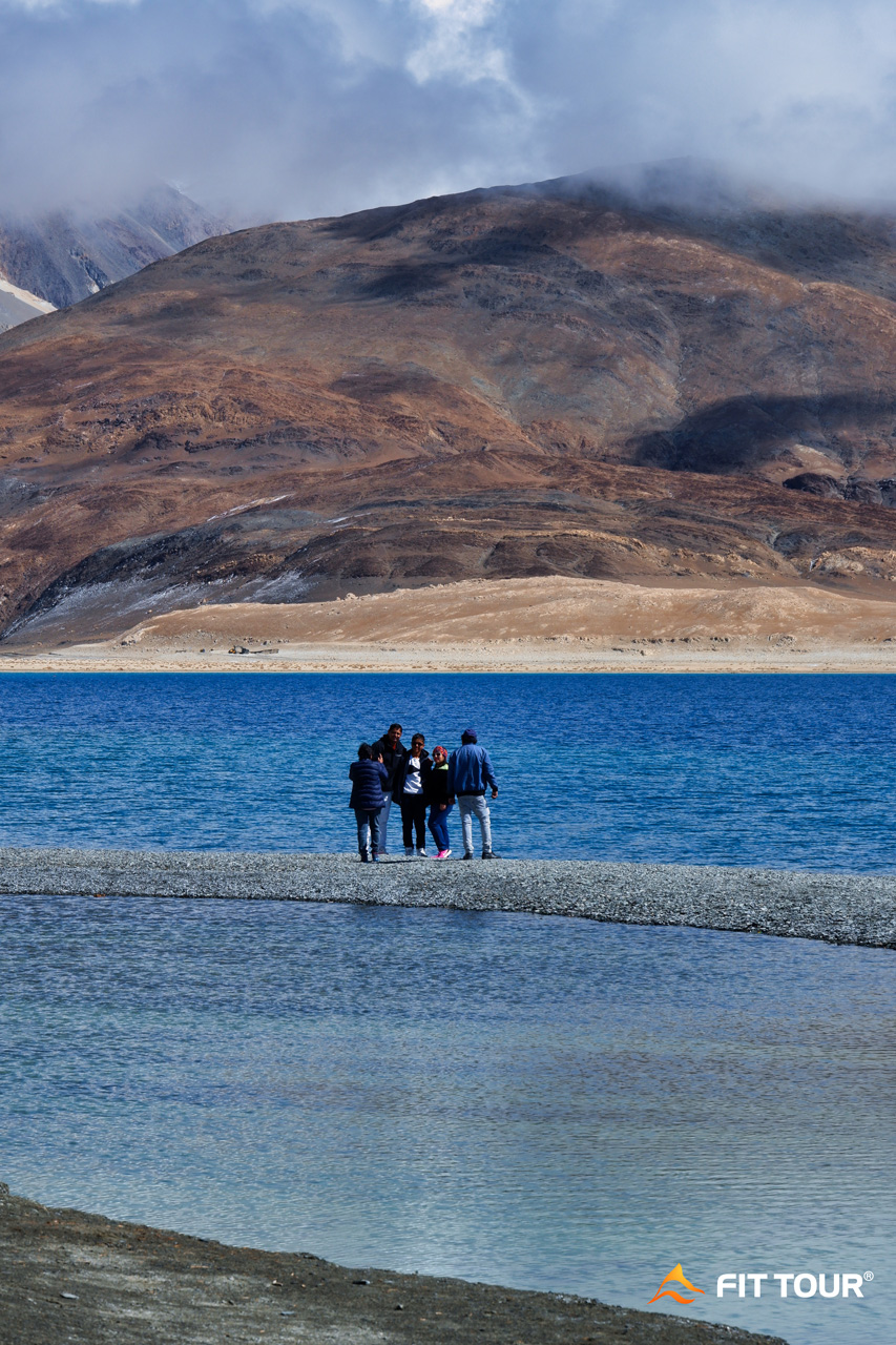 Du khách chụp ảnh bên hồ Pangong Tso Ladakh
