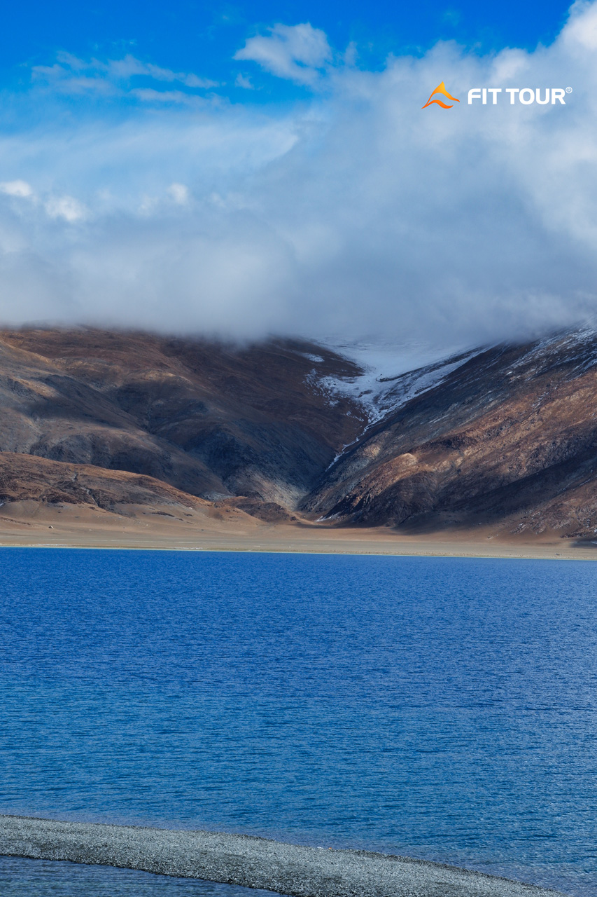 Khung cảnh hồ Pangong với mây núi tuyệt đẹp