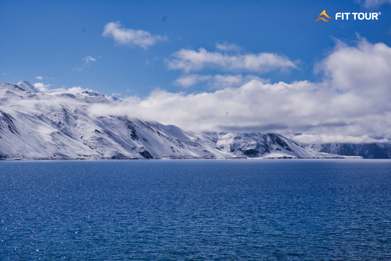 Khung cảnh hồ Pangong với mây phủ vờn quanh