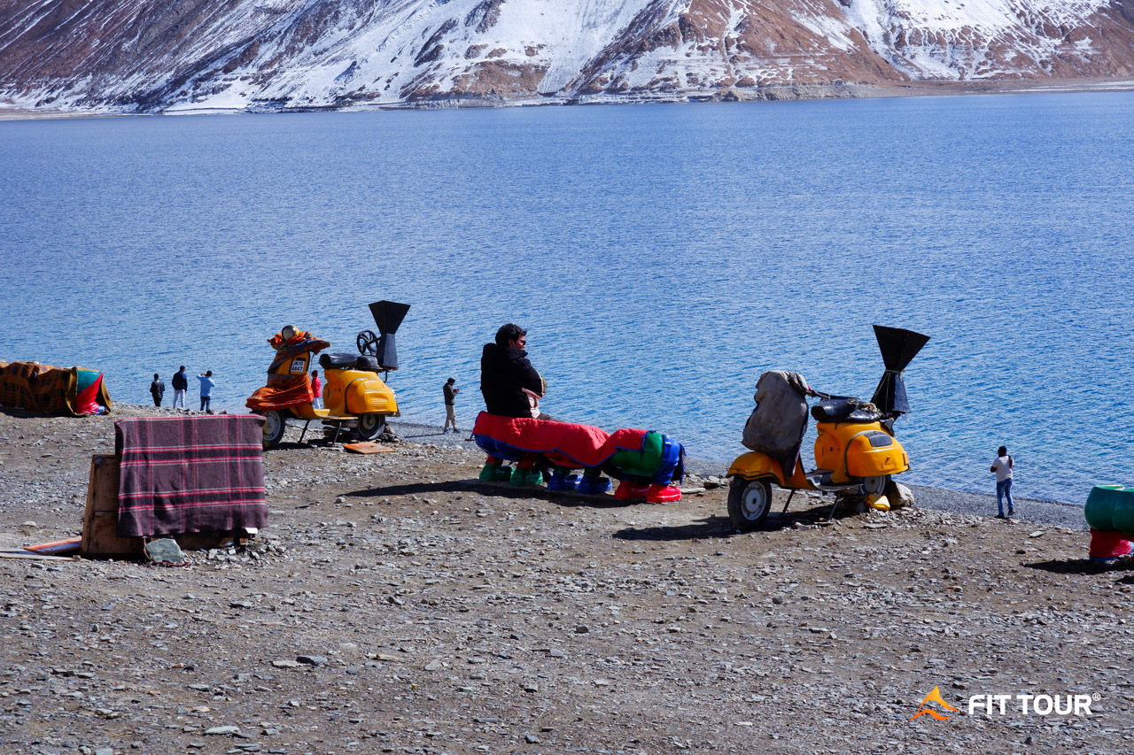 Du khách ngồi ngắm cảnh hồ Pangong