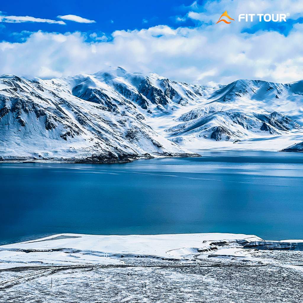 Hồ Pangong Tso và những ngọn núi phủ tuyết bao quanh tuyệt đẹp
