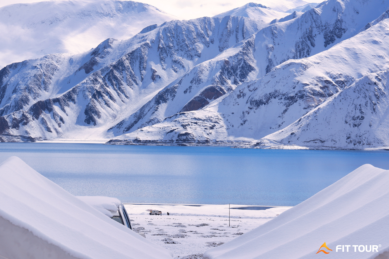 Nhìn xuống hồ Pangong Tso Ladakh từ trại