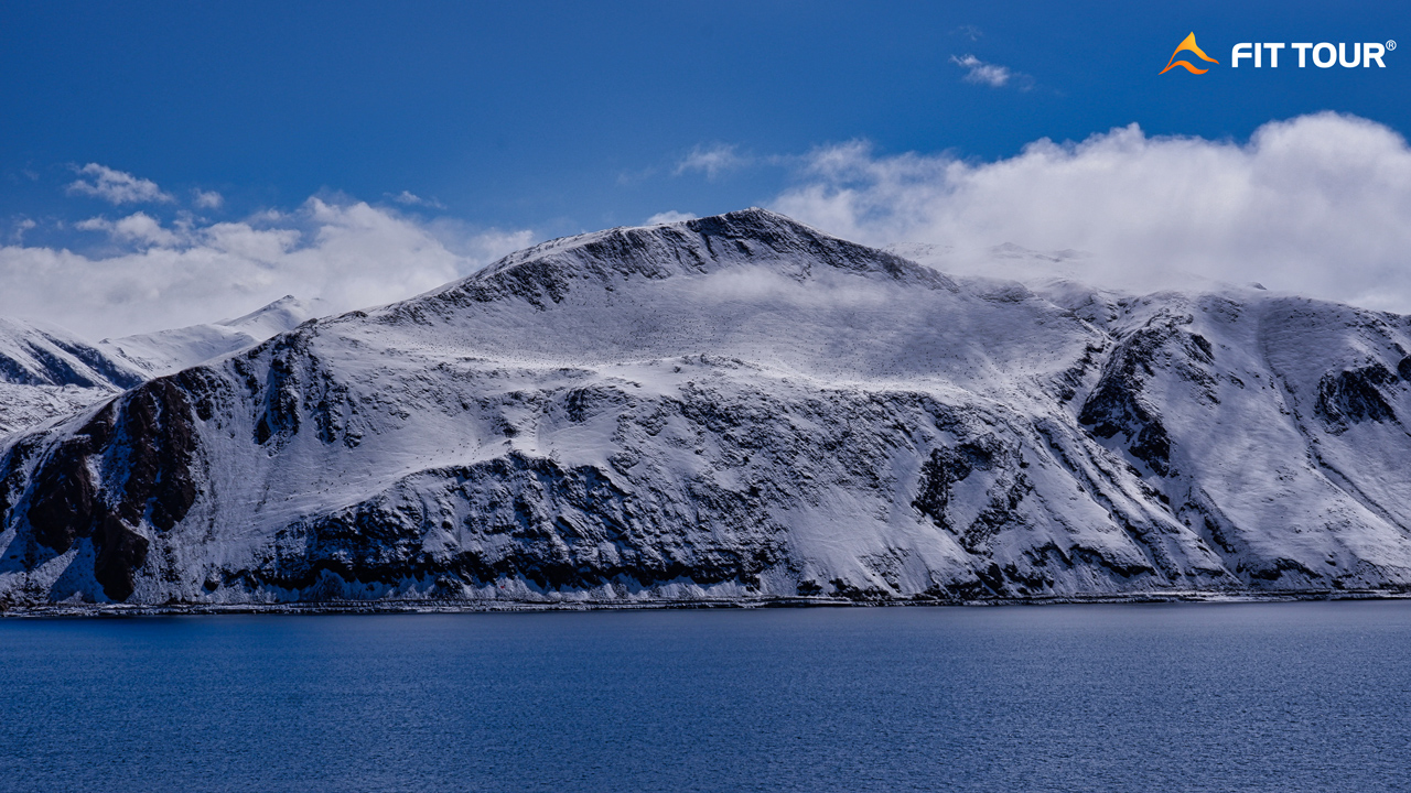 Núi tuyết và hồ Pangong Tso Ladakh