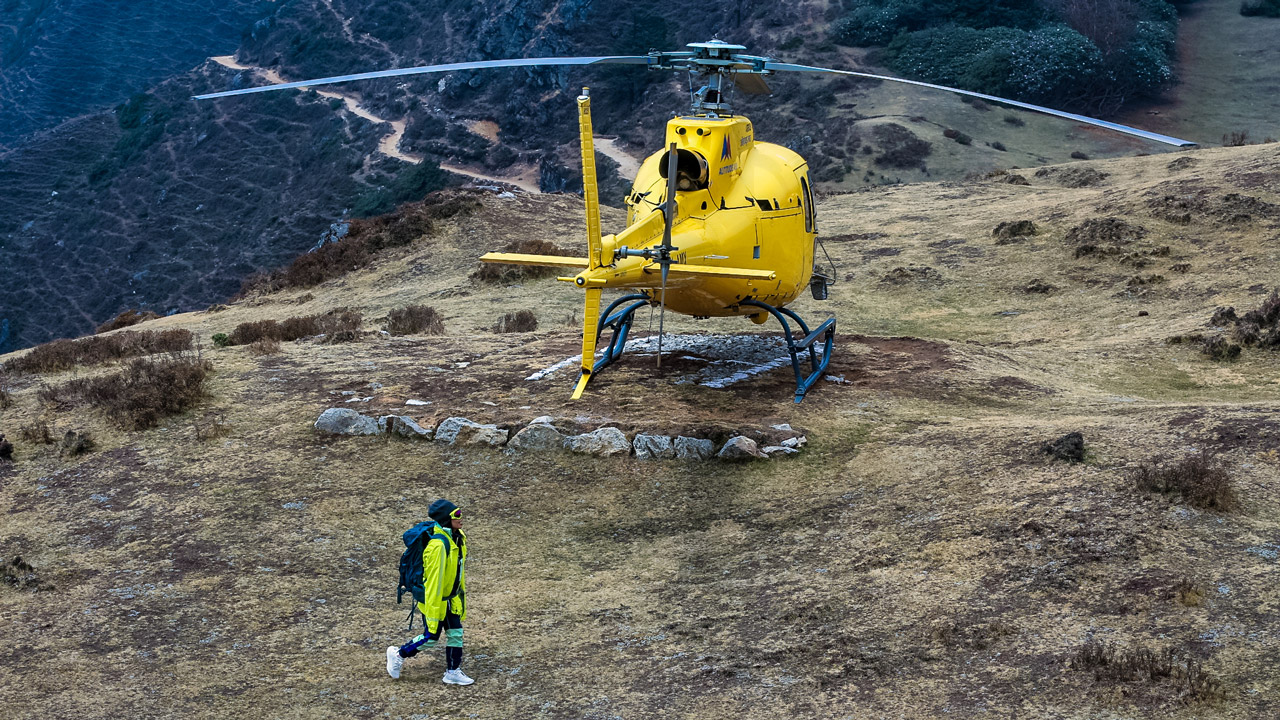 Chuẩn bị lên trực thăng đến Everest Base Camp