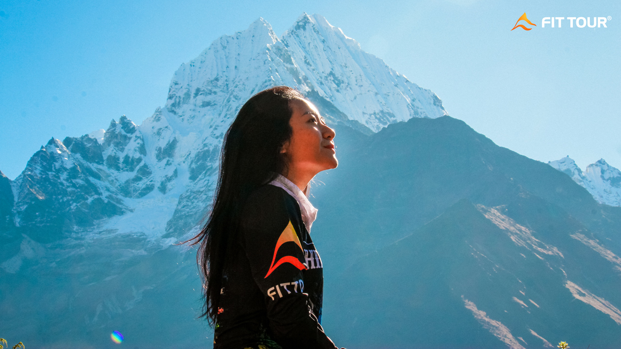 Du khách Fit Tour và khung cảnh Namche Bazaar