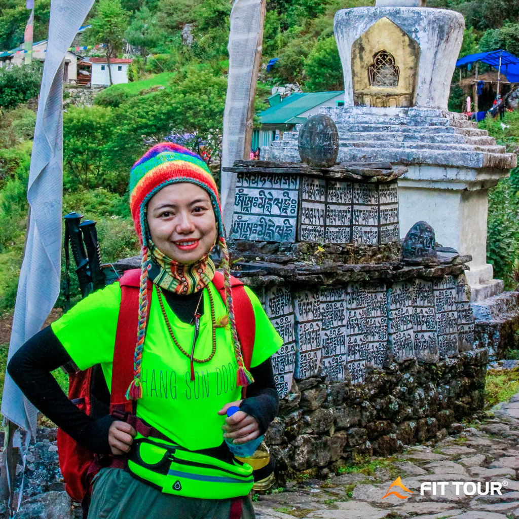 Du khách vui vẻ bắt đầu hành trình trek đến EBC