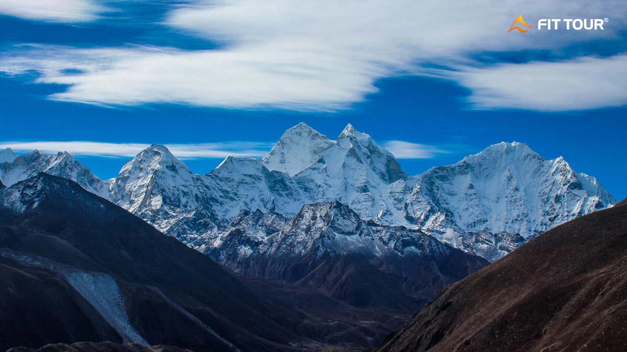 Những dãy núi tuyết sừng sững ở Himalayas