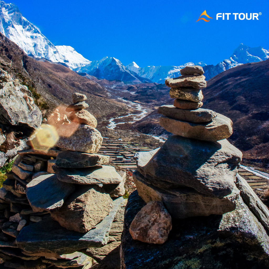 Tháp đá trên đường đi Dingboche