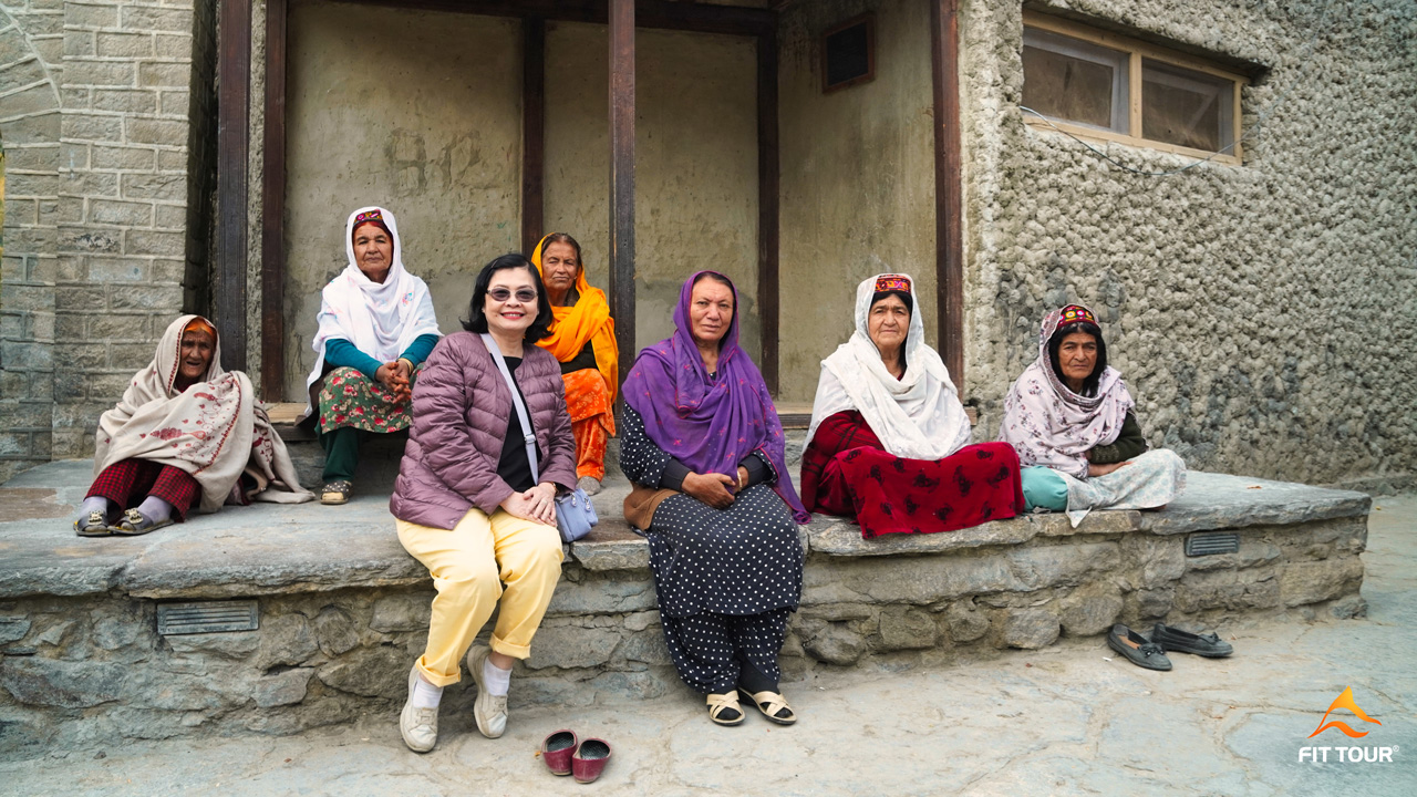 Chụp ảnh cùng người dân Hunza Pakistan
