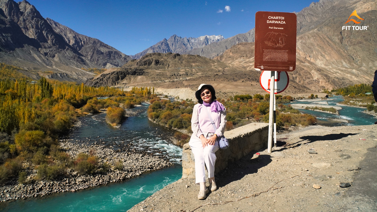Du khách chụp ảnh ở khu vực Chartoi Darwaza Pakistan