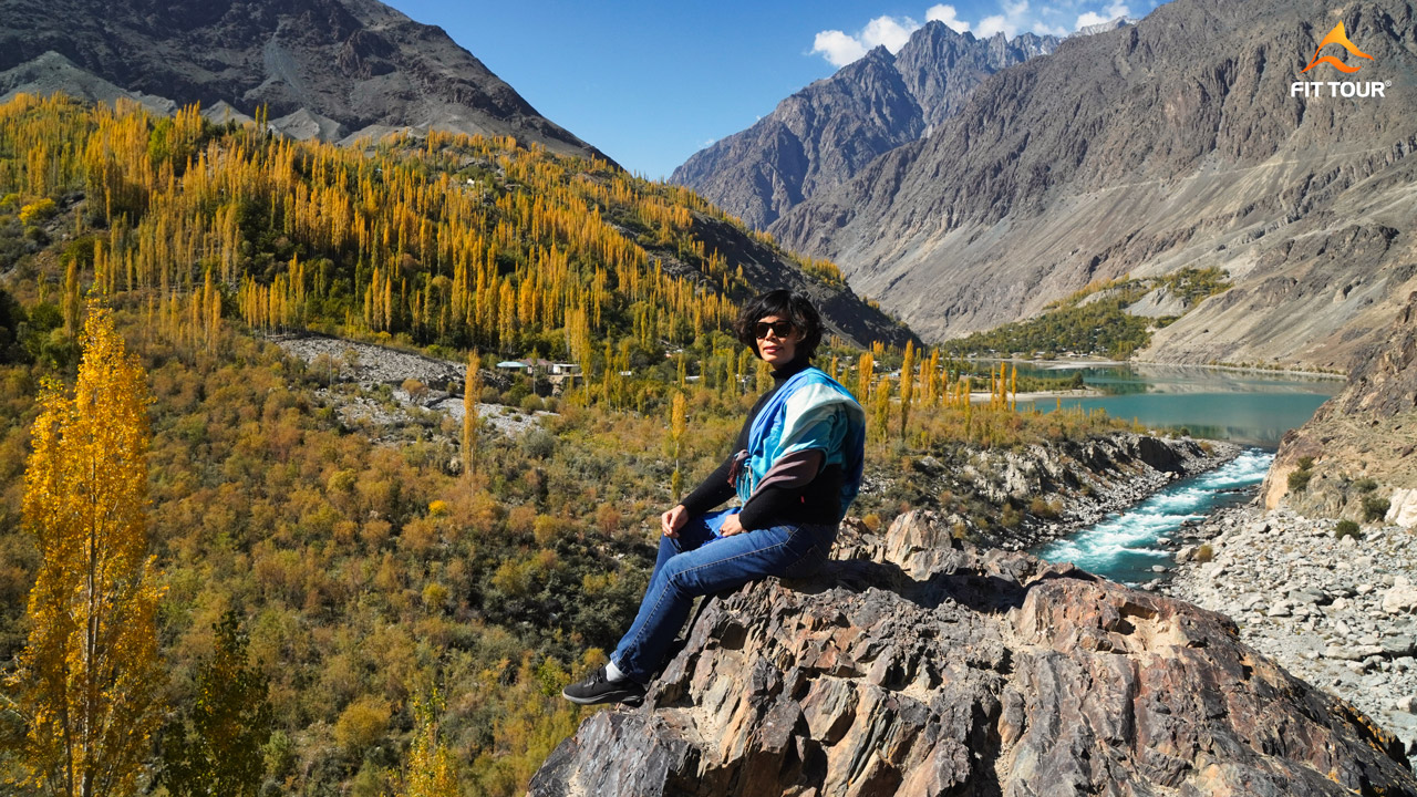 Du khách chụp ảnh ở vùng Gilgit Pakistan