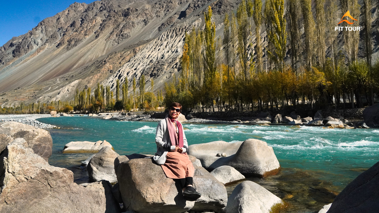Du khách Việt bên con sông Gilgit nổi tiếng tại Pakistan