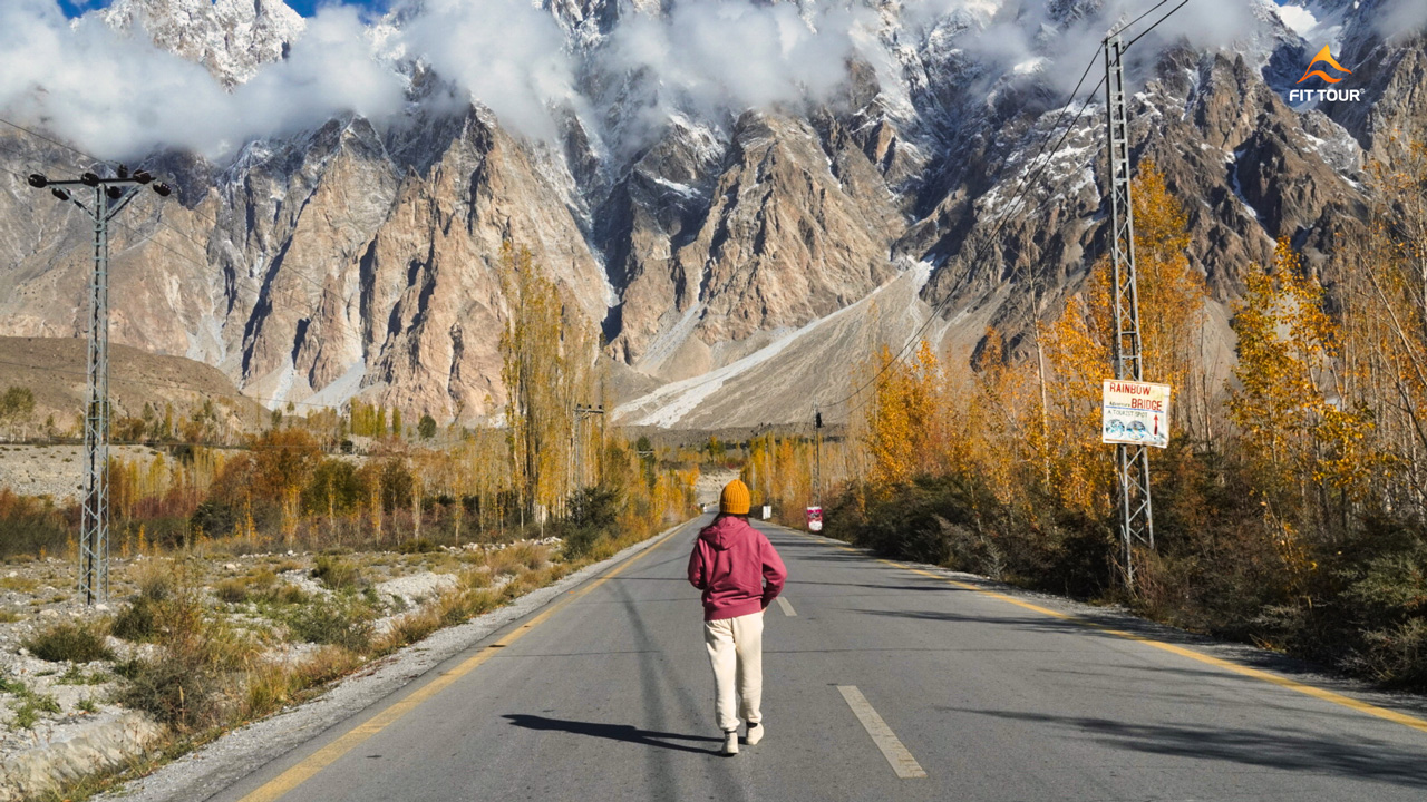 Du khách Việt chụp ảnh ở cao tốc Karakoram dưới những ngọn núi