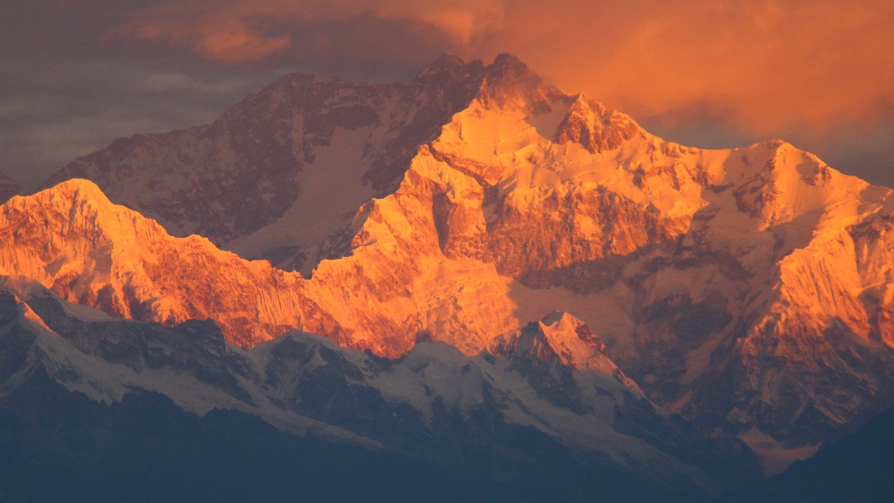 Đỉnh Kangchenjunga rực ánh bình minh dát vàng
